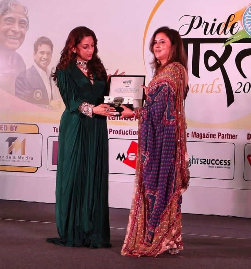 Most Trusted Holistic Healer & Tarot Card Expert of the Year award given by the legendary actress Juhi Chawla Mehta to Chharu Dhingra in the Pride of Bharat Awards Ceremony.